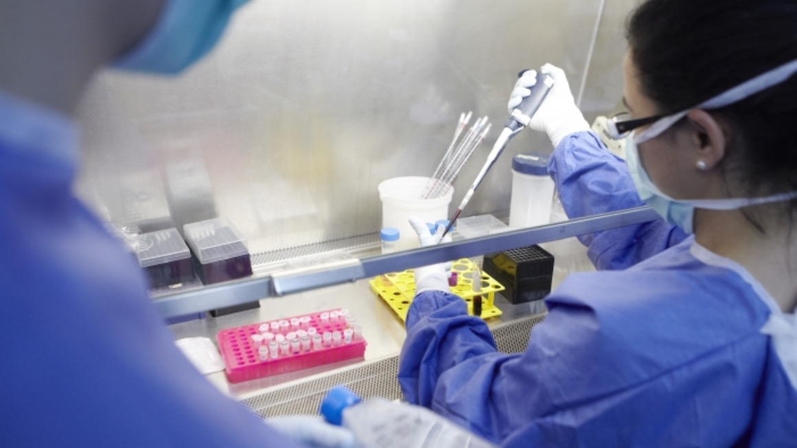 Un estudi demostra l’eficàcia del remdesivir prevenint la gravetat de la COVID-19 i la Comissió Europea n’estén el seu ús en persones de risc