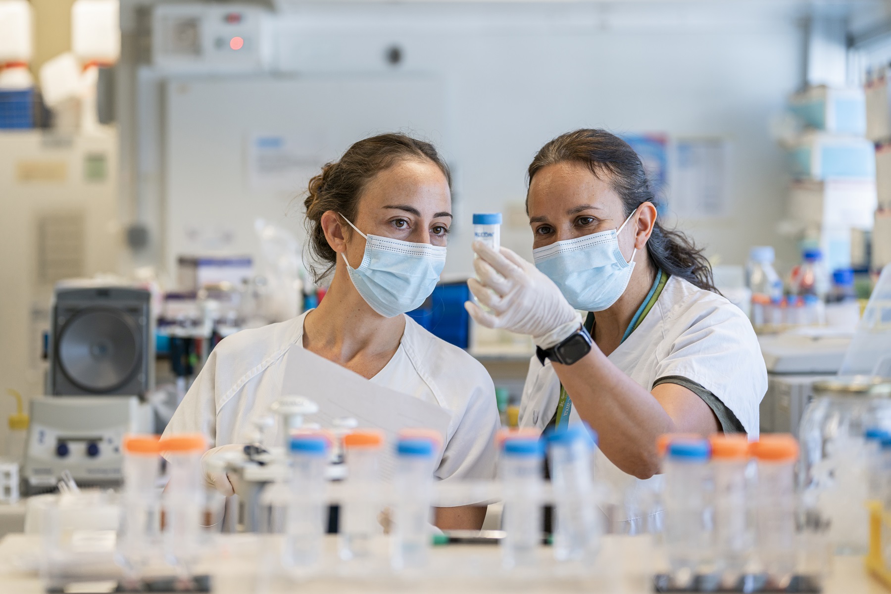 Menos mujeres en la producción científica, una realidad del confinamiento de la COVID-19 