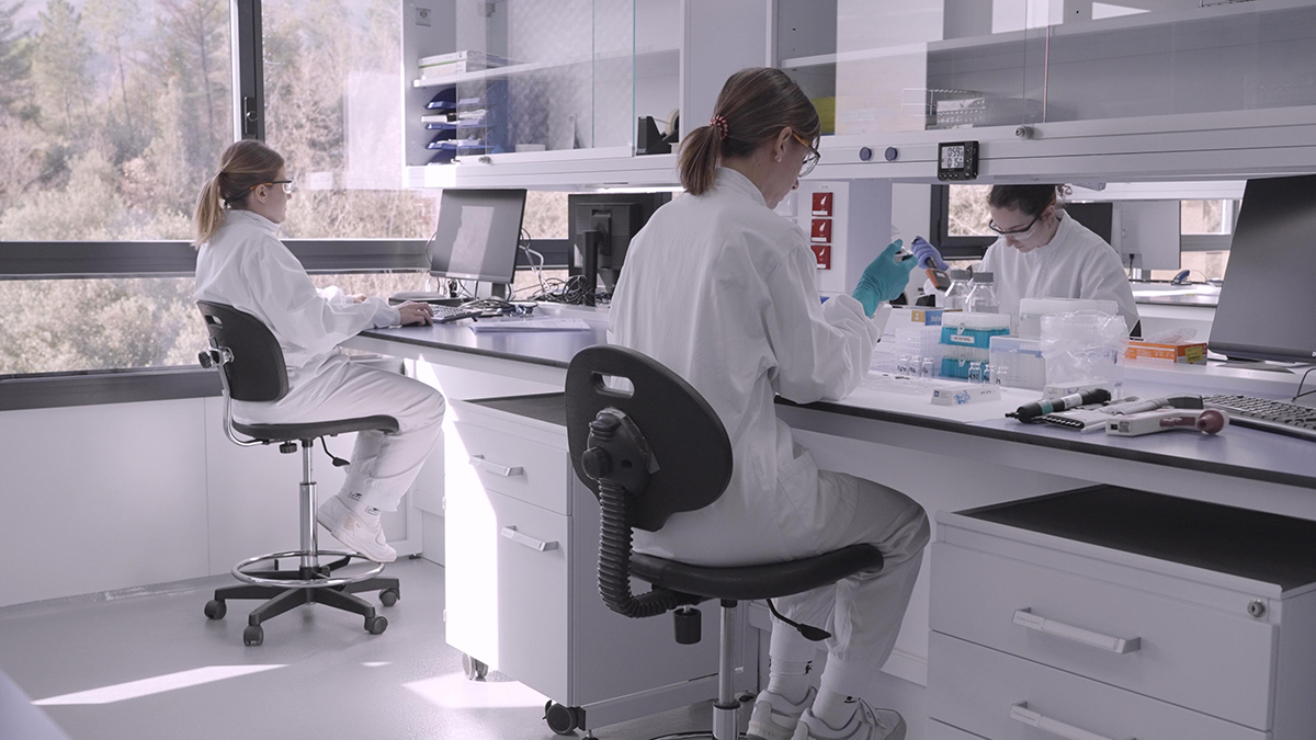 Buscamos voluntarios para participar en un estudio sobre la administración conjunta de la vacuna de HIPRA contra la COVID-19 con la de la gripe estacional