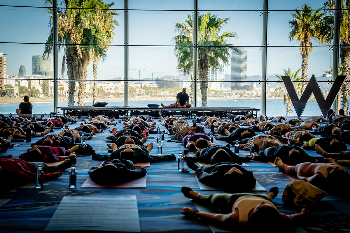 150 personas participan en una sesión de Yoga Solidario para hacer frente a las enfermedades infecciosas