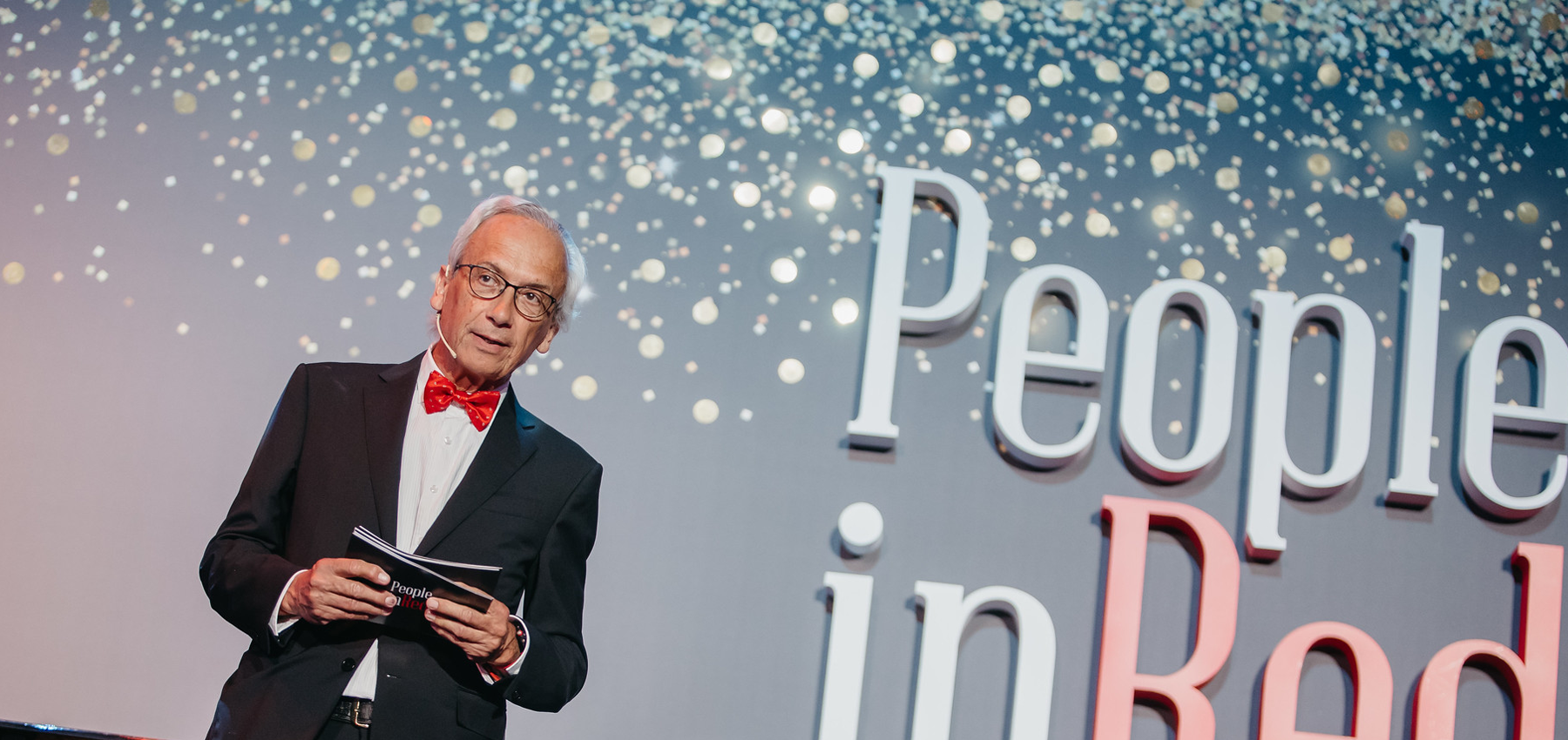 The People in Red Solidarity Gala will be presented by Andreu Buenafuente with performances by Rozalén and La Fura dels Baus