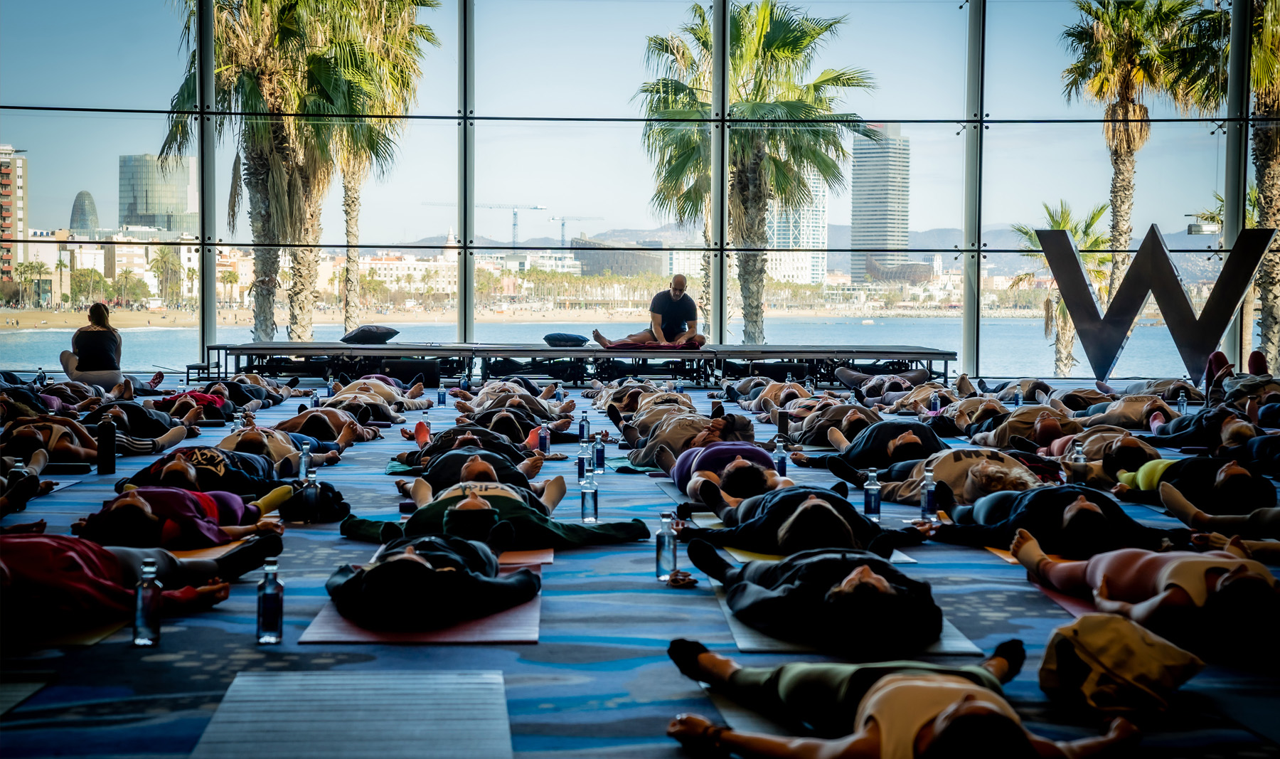 Organizamos la segunda sesión de Yoga Solidario en el Hotel W Barcelona