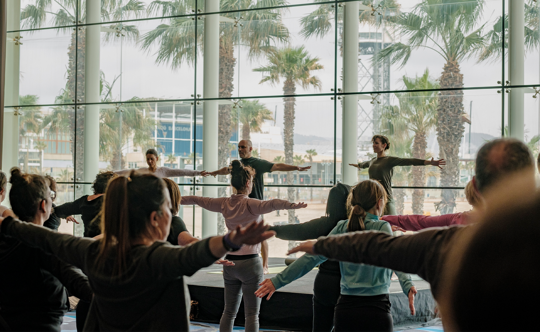 Más de 300 personas recaudan 7.000 euros en la segunda edición de yoga solidario con vistas al mar