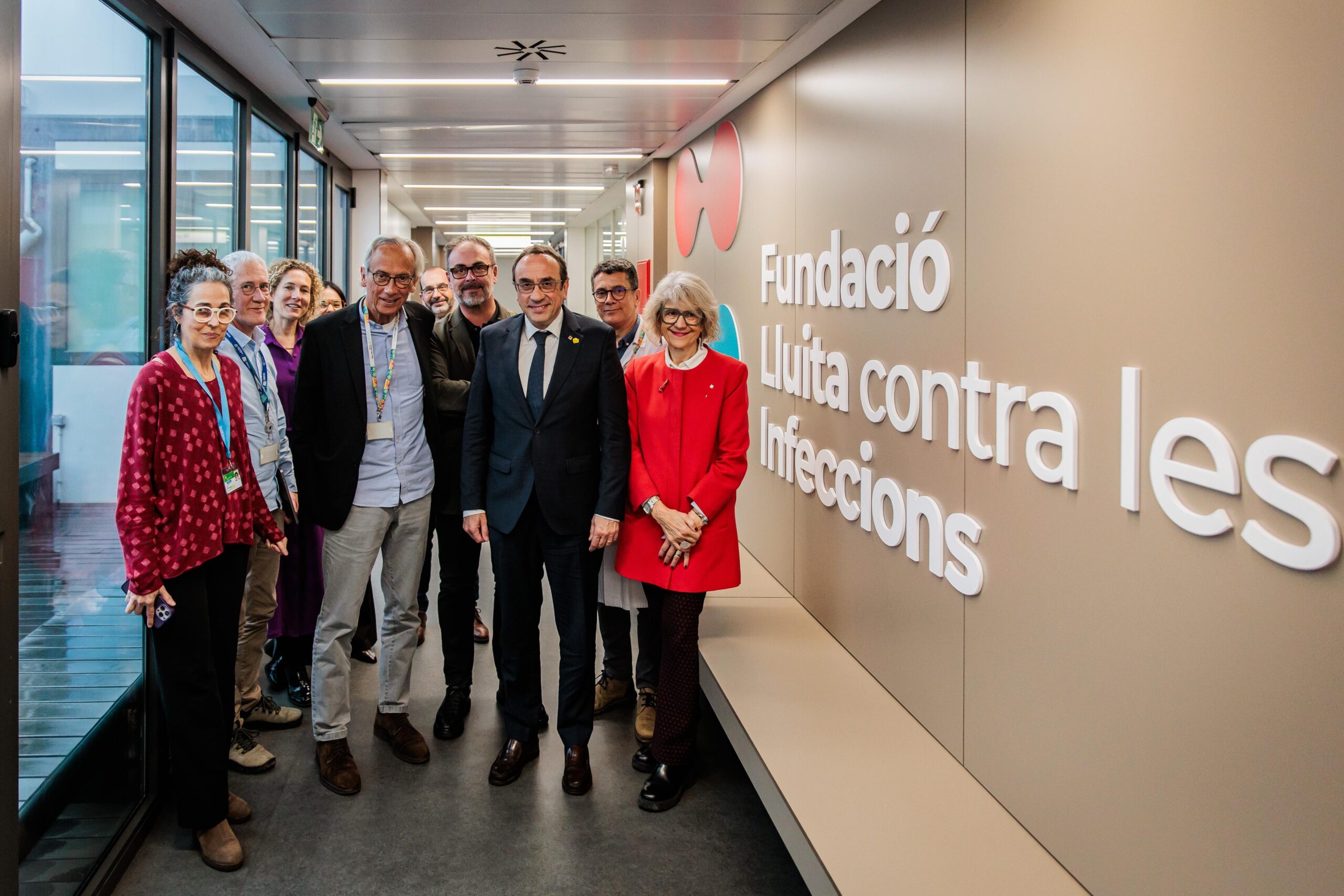 El president del Parlament Josep Rull visita IrsiCaixa i la Fundació Lluita contra les Infeccions per donar suport a la seva recerca